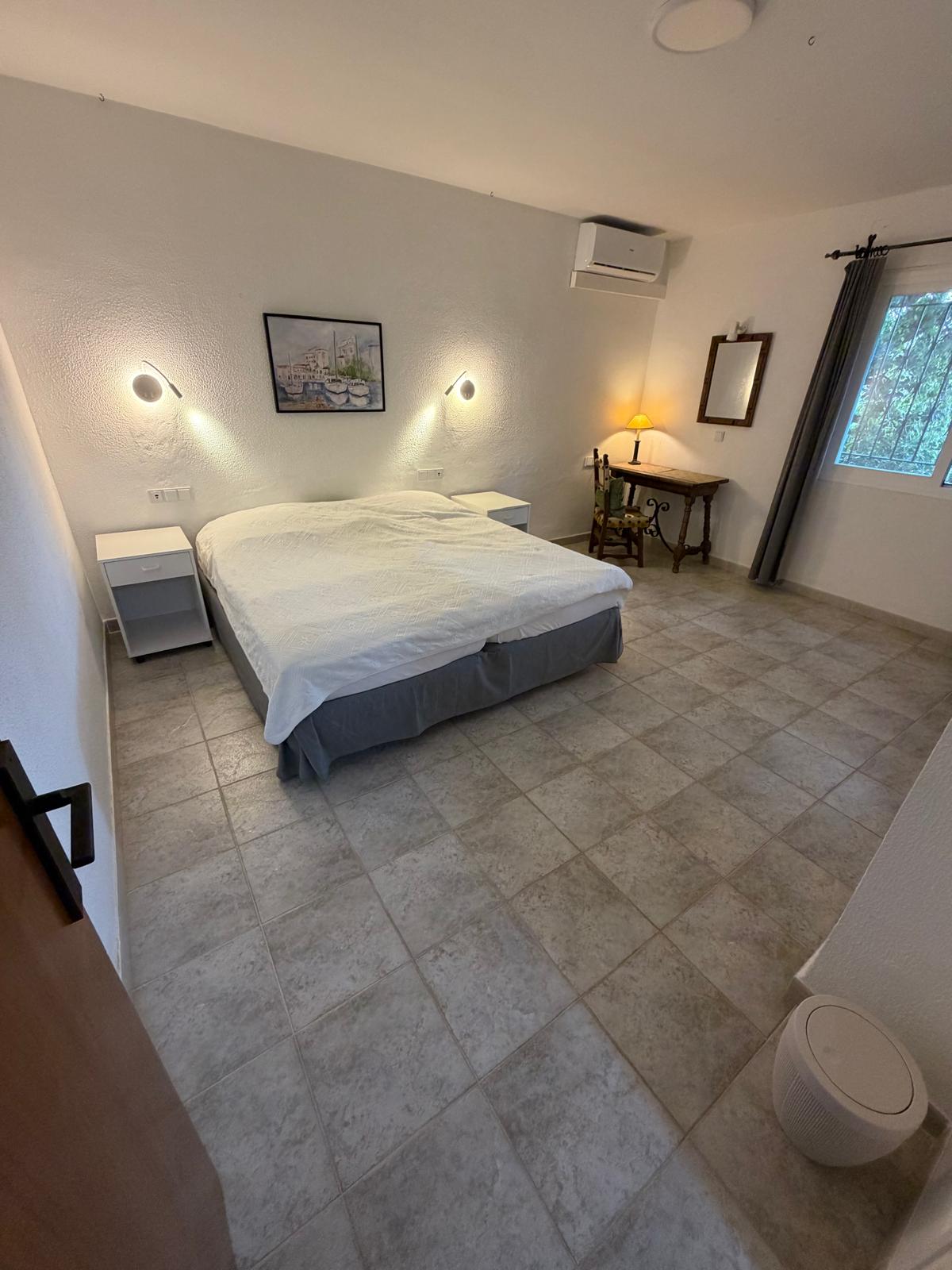 Helles Schlafzimmer mit Doppelbett