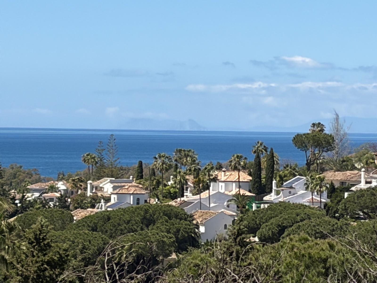 Weiter Meerblick mit Gibraltar im Hintergrund